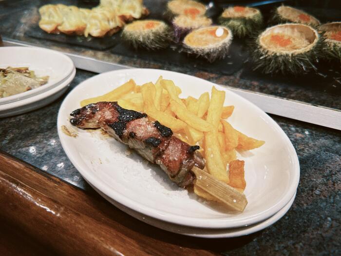 香ばしく焼き上げられたガンダリアスのジューシーな牛ヒレ肉とポテトのピンチョス