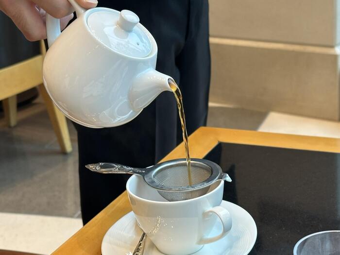 アフタヌーンティーと一緒に楽しむティーカップと紅茶