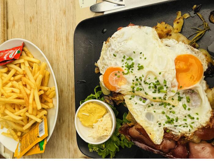 伝統的な生ハム、スペックと目玉焼きとフライドポテトの料理