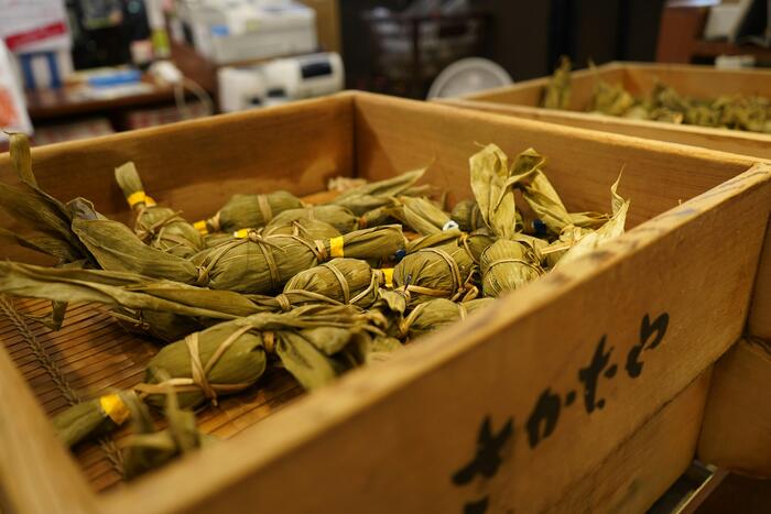 箱にはいった草団子が販売されているところ