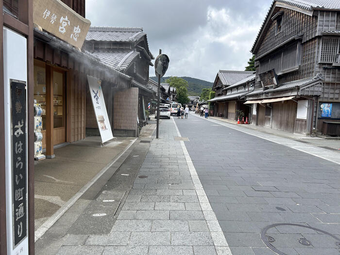 石畳が続く伊勢神宮内宮の門前町・おはらい町の町並み