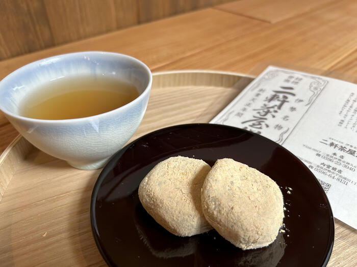 きな粉がたっぷりかかった二軒茶屋餅とお茶のイートインセット