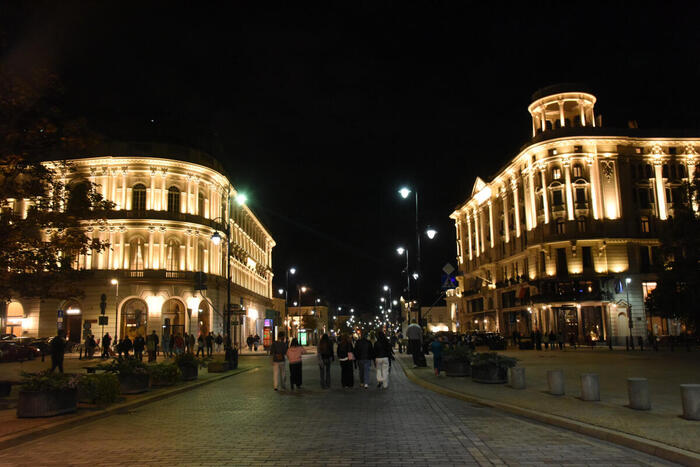 旧市街に続くKrakowskie Przedmieście通りの夜。家族連れも多い。