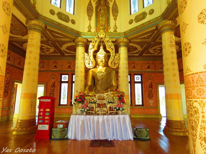 タイの伝統的な寺院の黄金の仏像