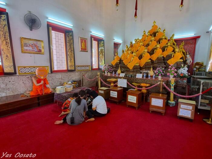 タイの寺院内で交流される地元の方々