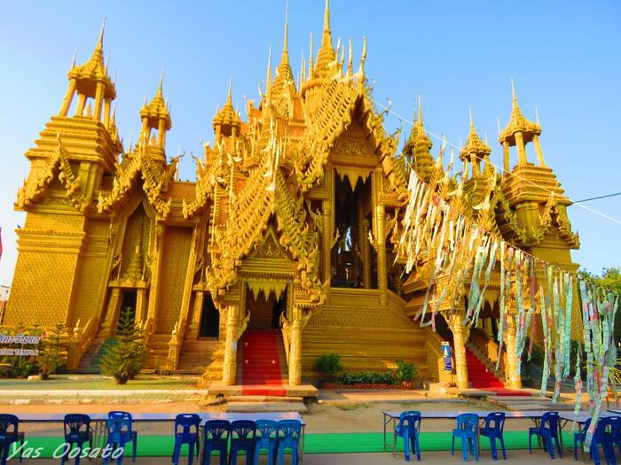 タイの壮大な装飾の寺院建築