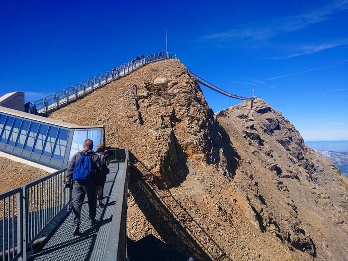 山頂の先に見えてきた徒歩用の懸垂橋ピーク・ウォーク