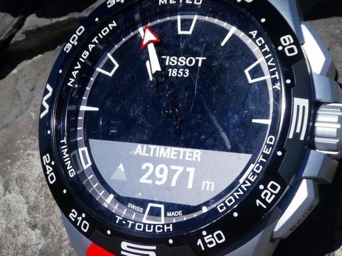 吊り橋を渡った先の展望台に設置されたティソ（Tissot）の巨大な時計