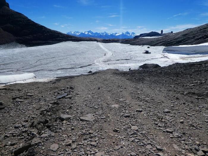 夏の暑さで積雪がなくなり地肌がむき出しになったセ・ルージュ氷河