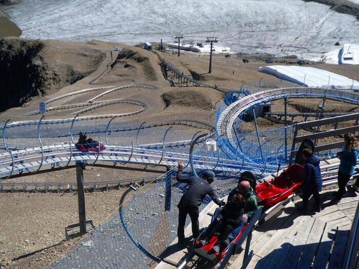 氷河の横に設置されたレーンを滑走するアルパインコースター