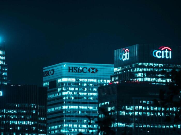 インドのcitibank HSBCが並ぶビルの夜景