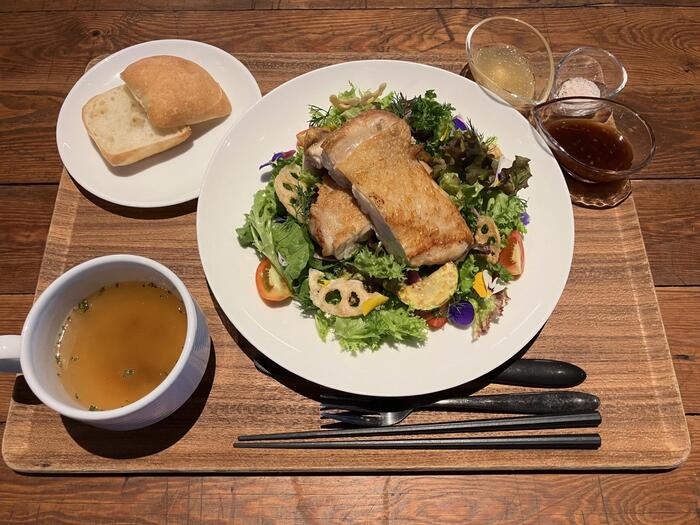 地産ハーブ香るチキンステーキ