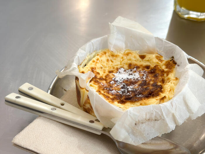 マラサーニャ地区のカフェで味わったずっしり濃厚なバスク風チーズケーキ