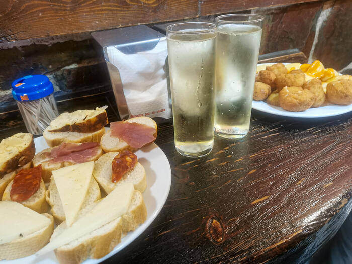 立ち呑みシードルバーで提供されたシードル（りんご酒）と豪華なおつまみ