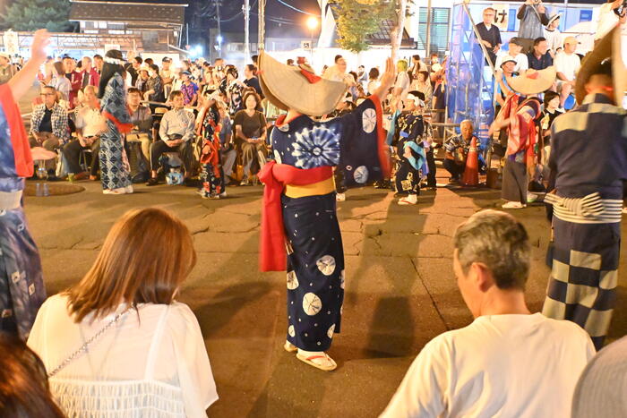 手絞りと藍染めが美しい西馬音内盆踊りの伝統衣装