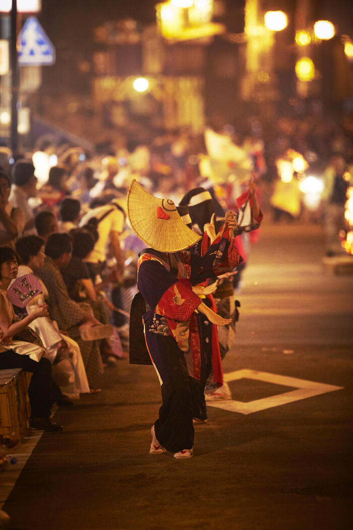 踊り手の顔を深く覆う前後に大きく反った独特な編み笠