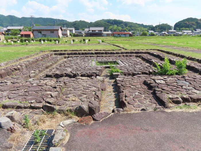大化の改新の舞台となった飛鳥宮跡（伝飛鳥板蓋宮跡）の石敷広場と周囲の風景
