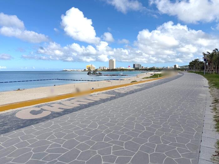 青空のアラハビーチ海岸沿いの遊歩道