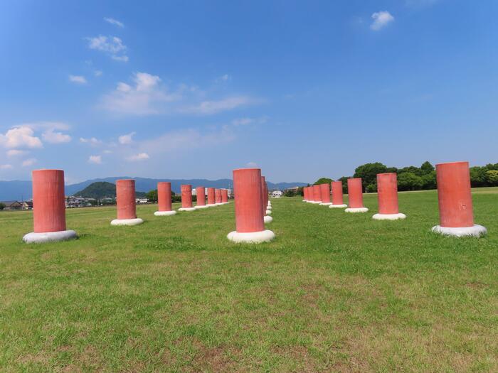 藤原宮跡に立つ大極殿跡の基壇と大和三山を望む広大な景観