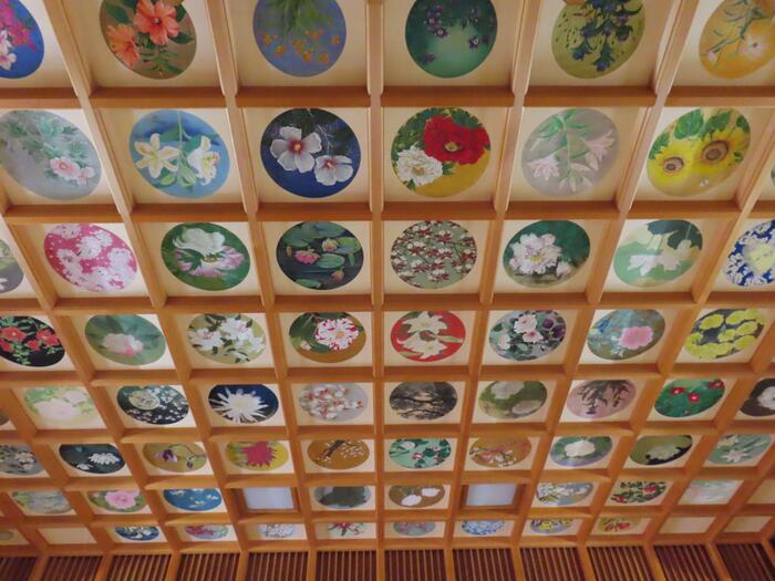 橘寺の往生院の天井一面を彩る色鮮やかな花天井画