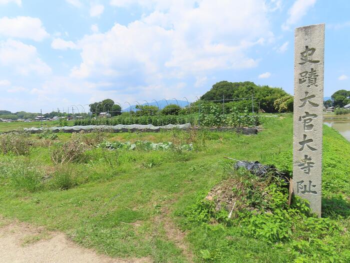 香具山の麓、水田の中にひっそりと佇む大官大寺跡の記念碑