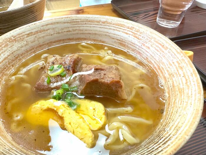 介そば 軟骨ソーキそばのどんぶり