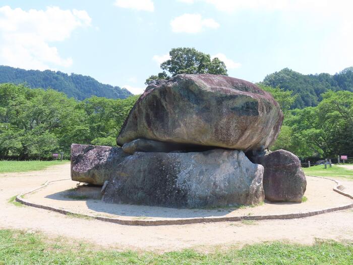 巨石が露出し独特の形状を見せる日本最大級の方墳・石舞台古墳