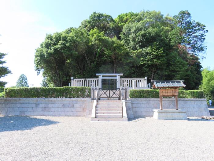 静寂に包まれた野口王墓（天武・持統天皇陵）の拝所と豊かな緑