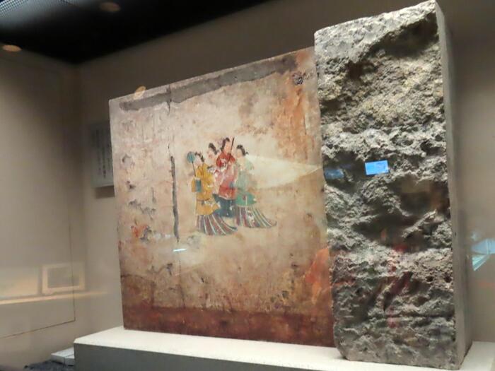 高松塚壁画館に再現展示されている極彩色の女子群像（飛鳥美人）壁画