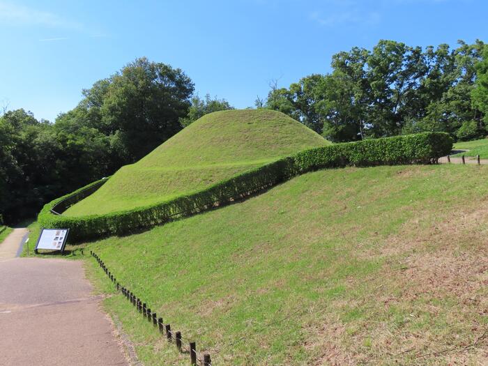 考古学ブームのきっかけとなった特別史跡・高松塚古墳の静かな墳丘