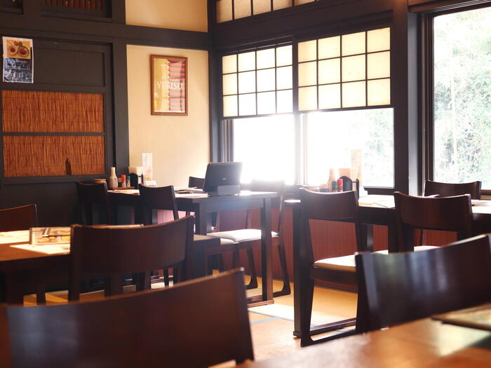 山あいに佇む葉山鳥ぎん 本店の落ち着いた店内