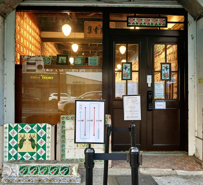 マジョリカタイル博物館のレトロな建物入り口