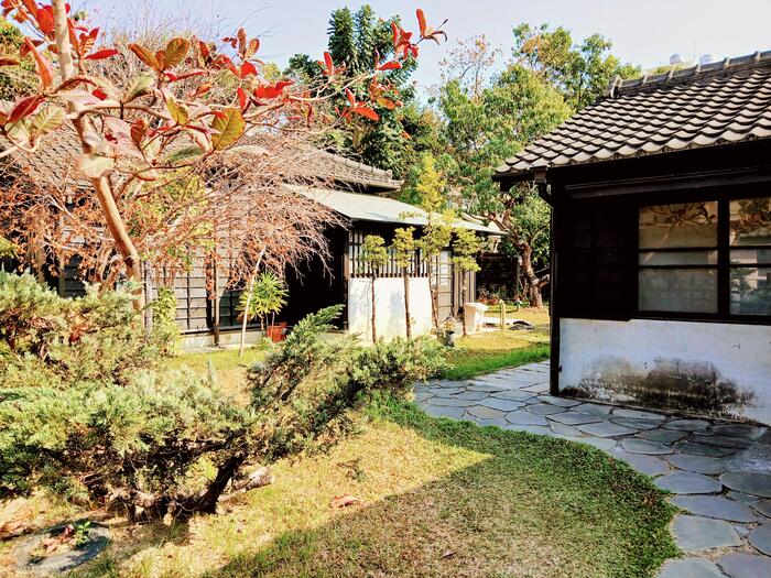 緑の木々に囲まれた檜意森活村の日本家屋群
