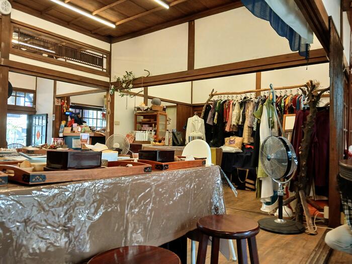伝統的な茶器やこだわりの服飾が飾られた春禾人文生活館の店内