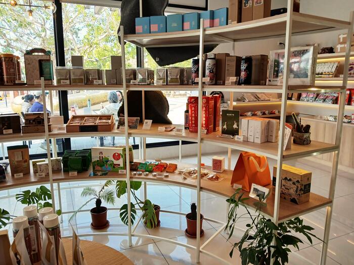 KANO遊客中心で販売されている阿里山茶やヒノキ製品のお土産
