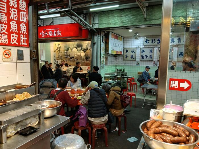 通り沿いにも席が並ぶ賑やかな店舗風景