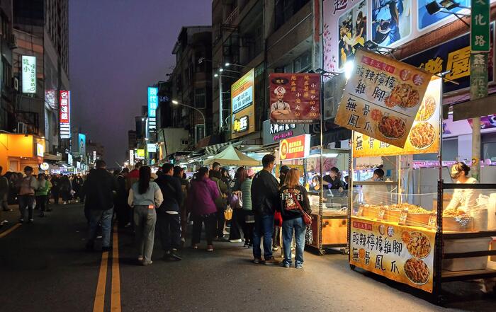 夜になると屋台がズラリと立ち並ぶ賑やかな文化路夜市