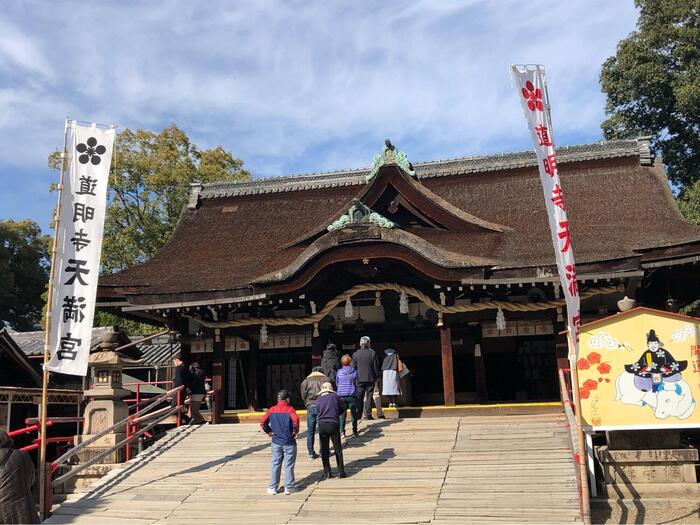道明寺天満宮に参拝する人々