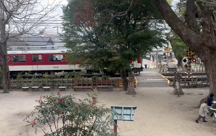 神社境内を通過する近鉄南大阪線