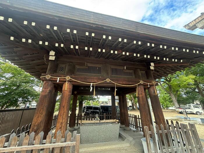 境内にある靖国神社の木造の手水舎