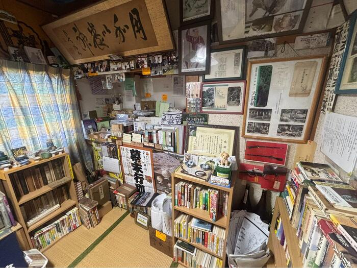 天誅（忠）組記念館の中の書籍、資料が並ぶ様子