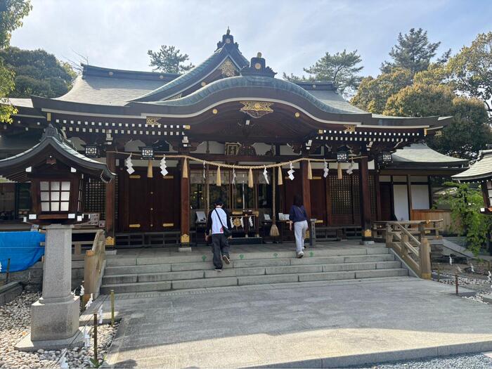 辛國神社拝殿でお参りする人