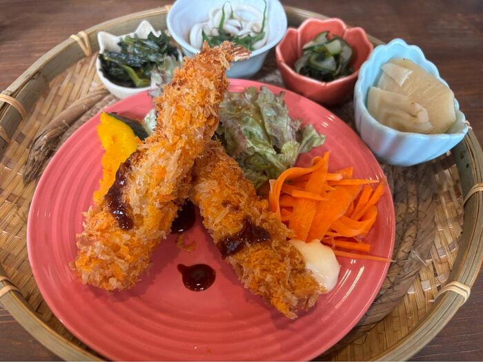 食堂佐市の定食エビフライ