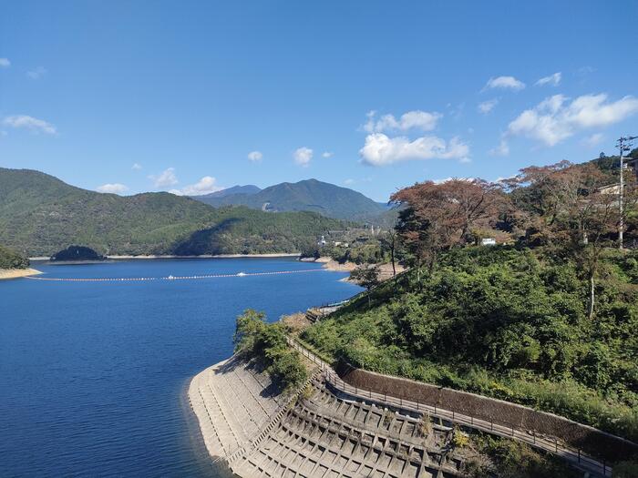 早明浦ダムに自然が広がっている景色