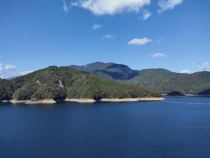 山々に囲まれた早明浦ダムが美しい土佐町の景色