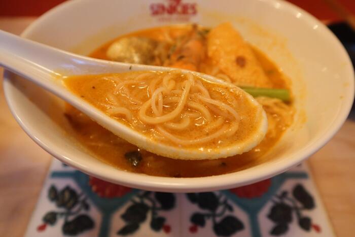 レンゲで麺をすくうところ