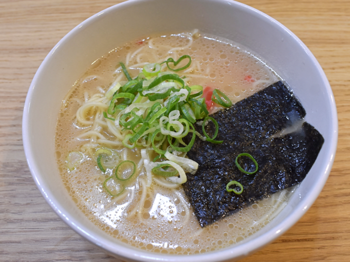 どんぶりに入ってねぎや海苔がのった大砲ラーメン