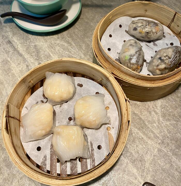 添好運（Tim Ho Wan）」。点心がテーブルに並ぶ様子