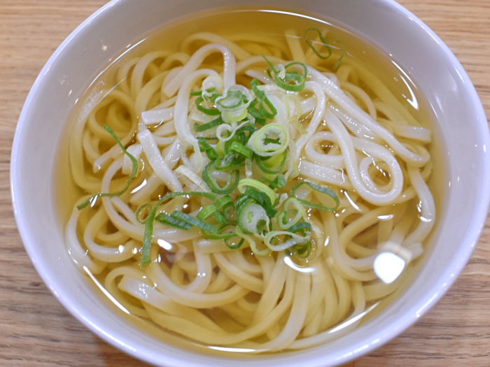 どんぶりに入ってねぎがのった筑後うどん