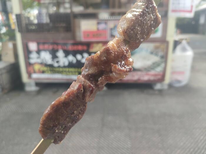 串にささった土佐あかうしの炭火焼